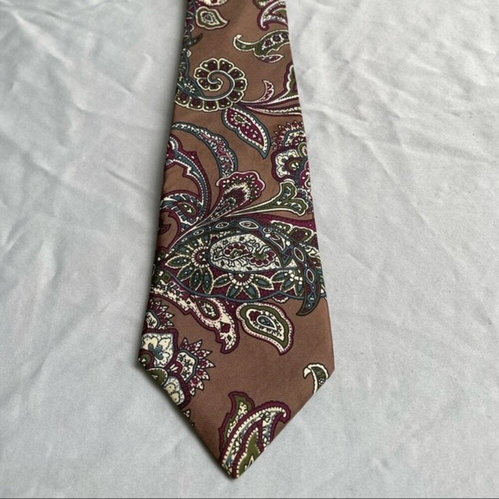 Halston lll 100% Italian Mens Silk Neck Tie Brown Paisley Print